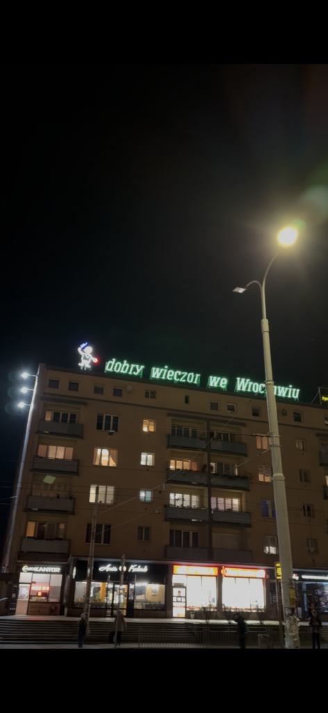 Neon „Dobry wieczór we Wrocławiu” naprzeciwko Dworca Głównego we Wrocławiu
