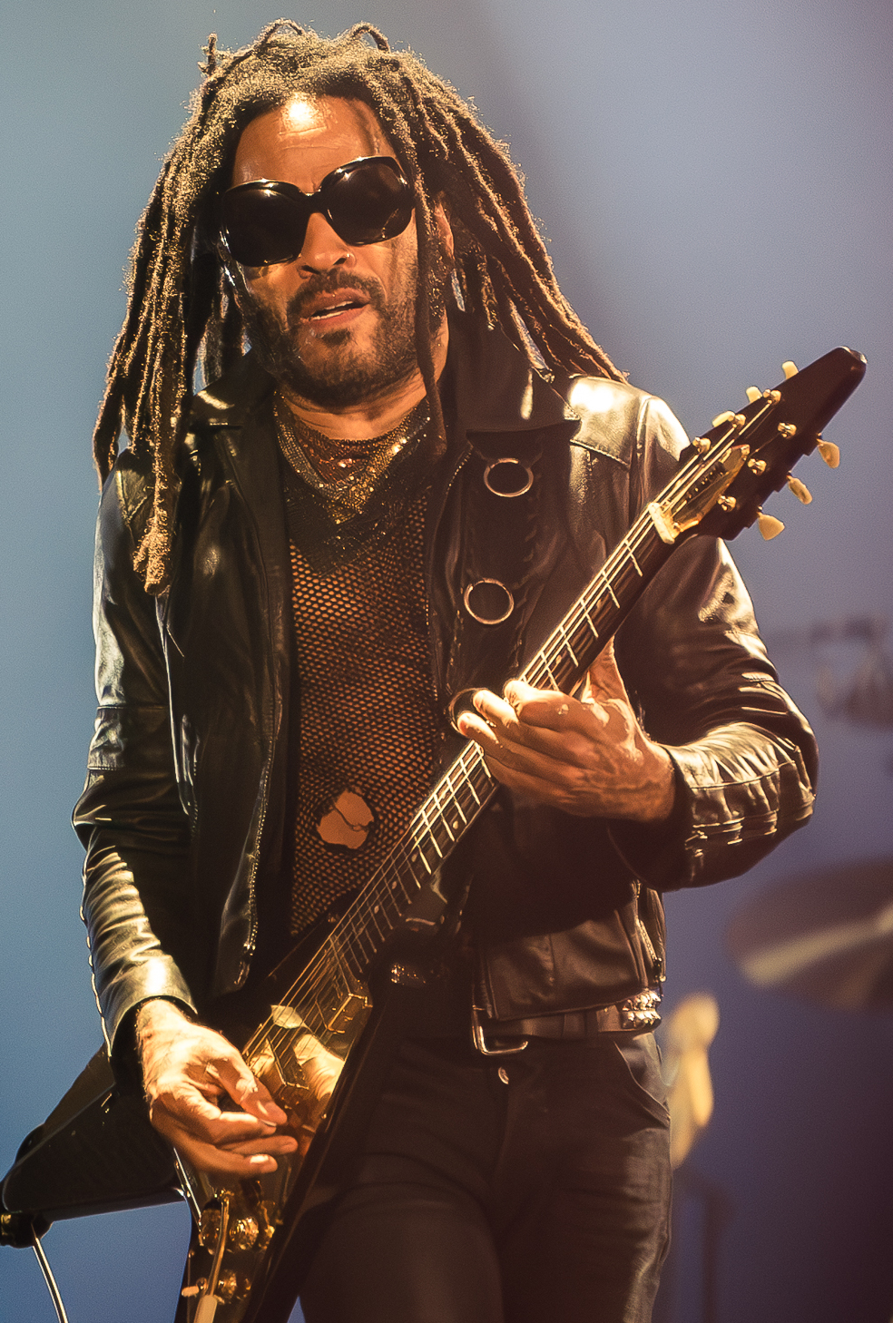 Artysta grający na gitarze podczas koncertu Lenny’ego Kravitza na festiwalu Untold w 2024 roku