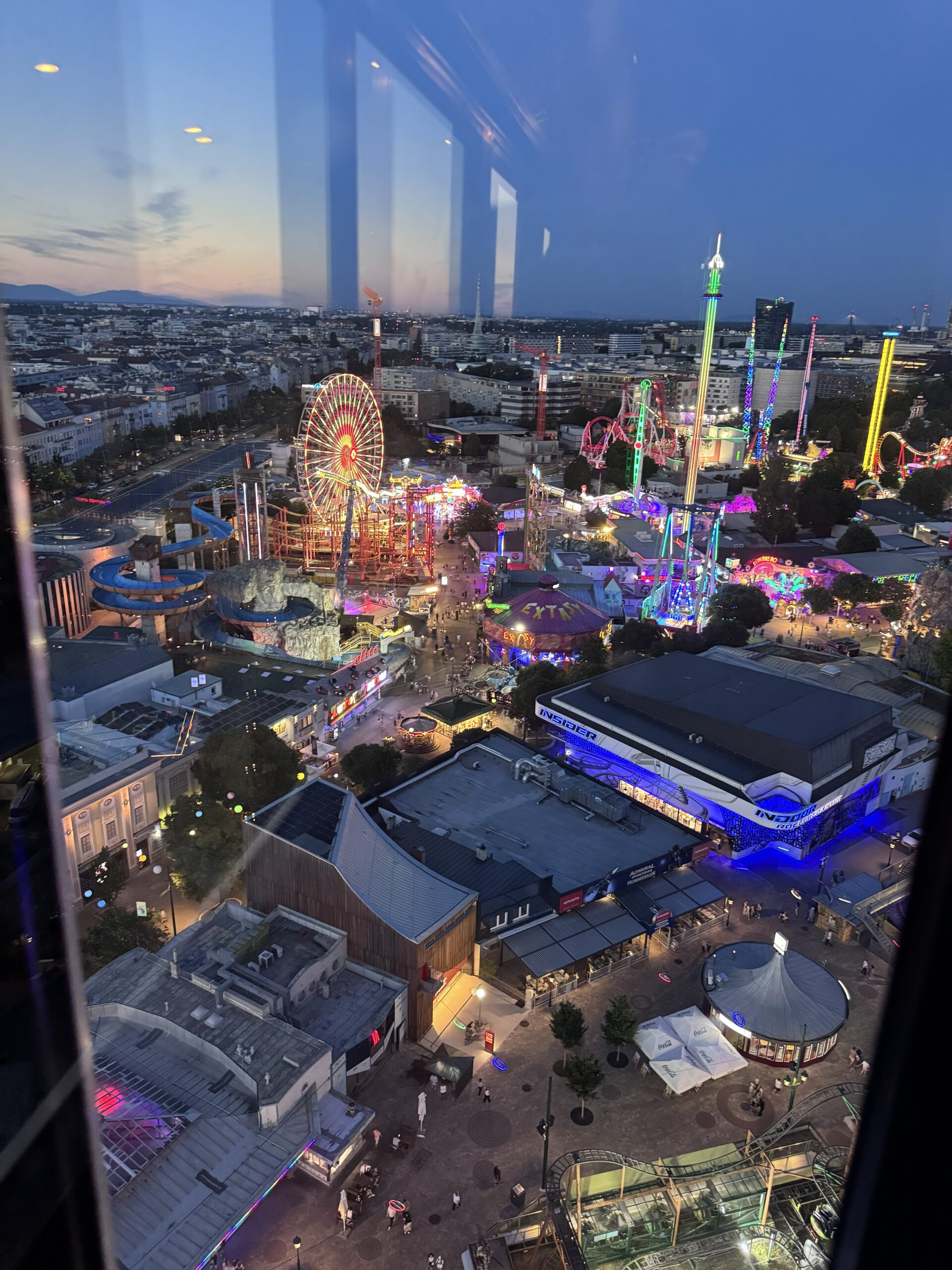 Wieczorny widok na park rozrywki Prater w Wiedniu z kabiny Wielkiego Koła